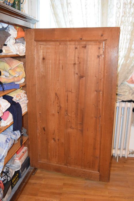 Se vand urgent masa de joc si dulap, stil Biedermeier