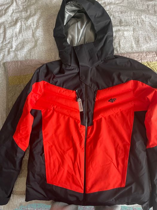 Vând geaca ski 4F noua