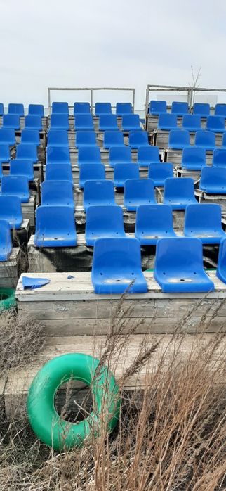 Продам трибуны и сидушки для стадиона