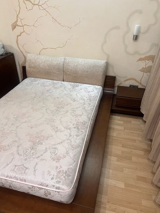 Кровать с тумбочкой и матрацем