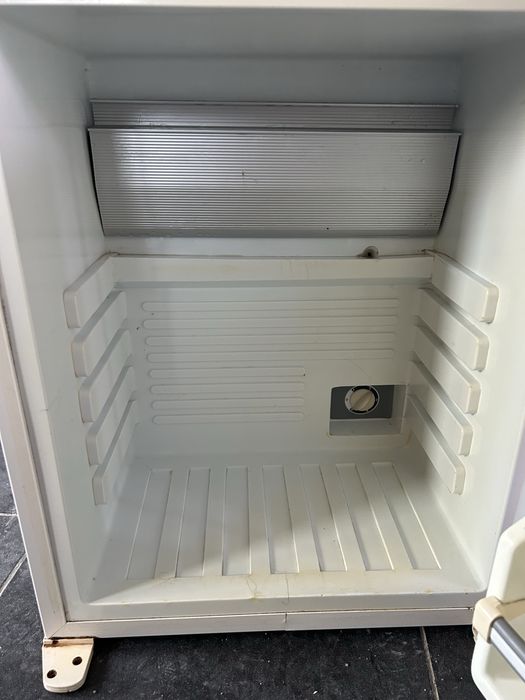 Минибар/малък хладилник Crown