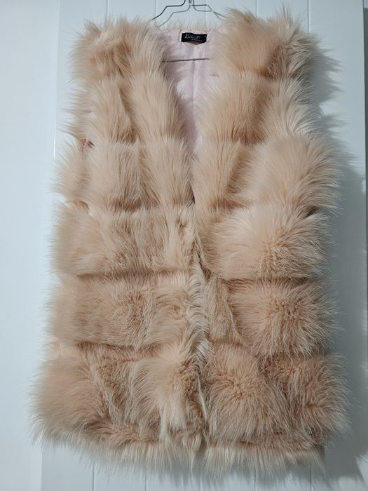 Vesta blanita alb și roz , prețul afisat este prețul pe bucata