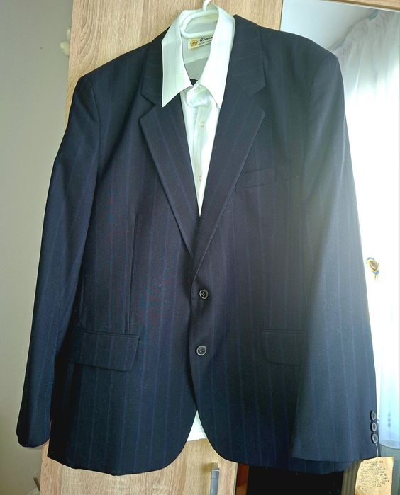 Costum barbatesc, bleumarin cu dungi, nou