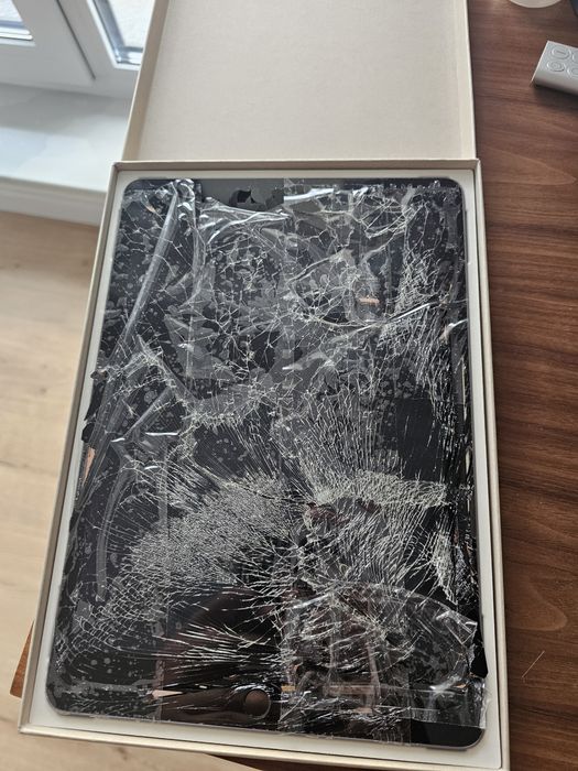Vând iPad 9th Gen 256GB Wi-Fi Space Gray cu defecte