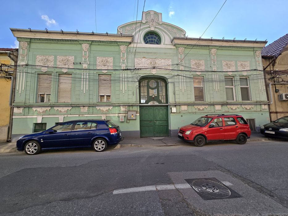 Apartament 3 camere - demisol 90 mp