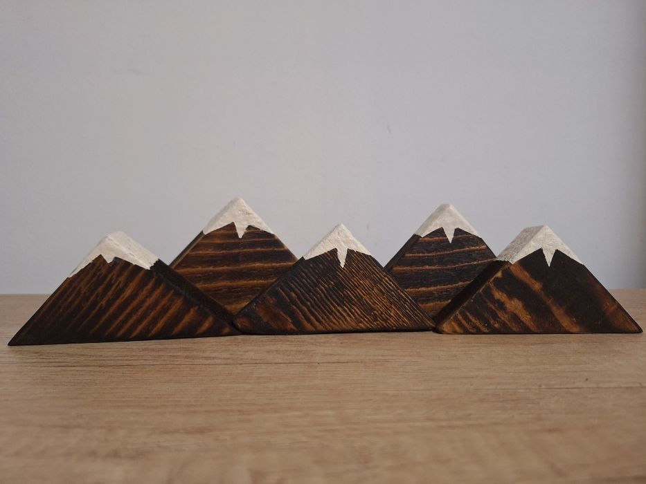 Munti - decoratiune handmade din lemn ars si vopsit