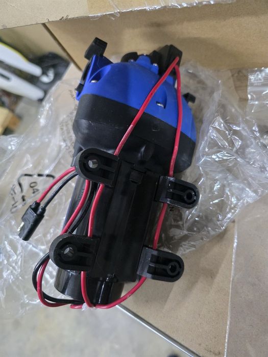 Pompa cu membrana 12V, 12,5 l/min, 50 PSI, autoamorsanta pentru rulota LumaBrite