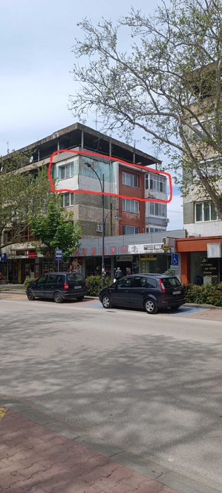 Продавам 4 стаен апартамент в идеален център.