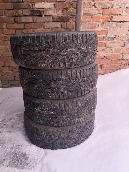 Продам шины зимние (липучка)в хорошем состояние