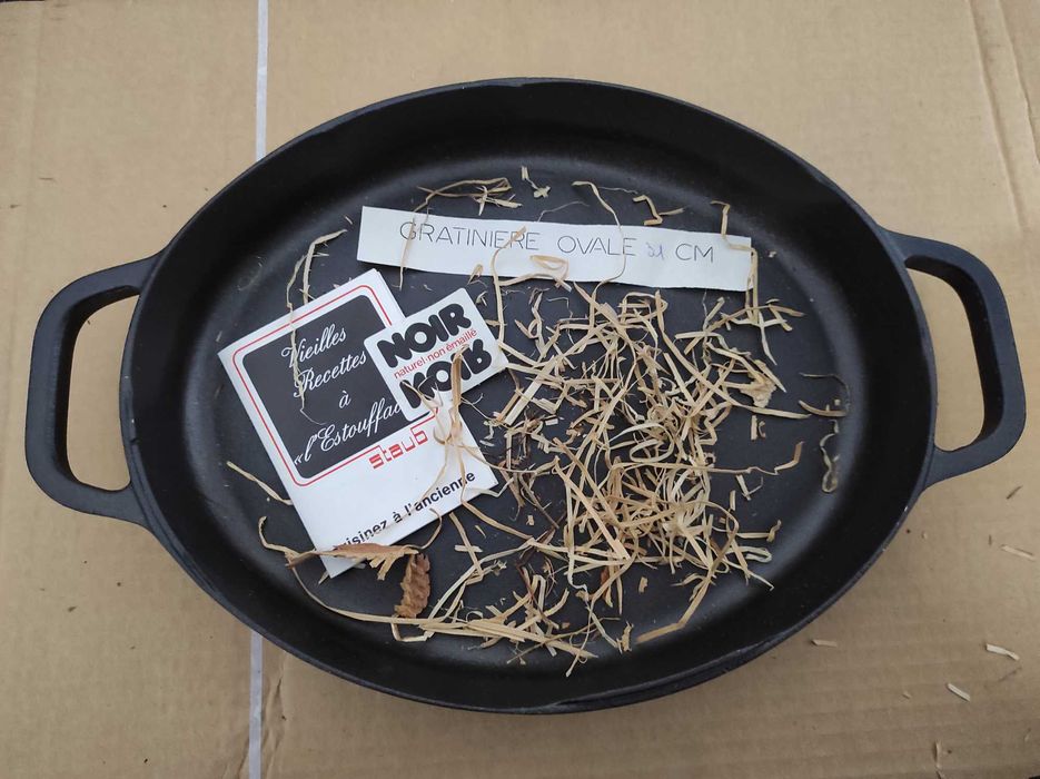 Чугунена тенджера и саханче