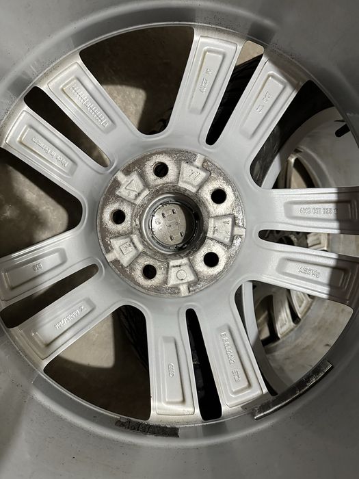 Комплект оригинални джанти със зимни гуми 20 цола.