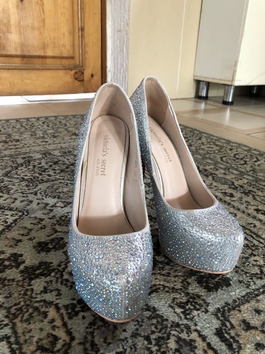 Женские туфли со стразами