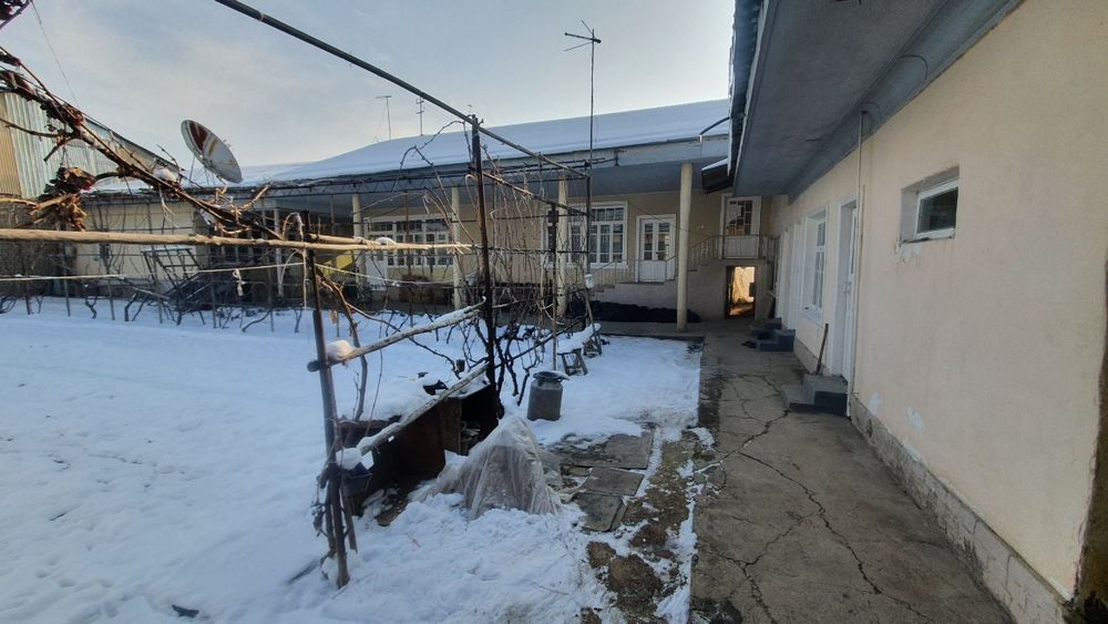 Янгийулда котта трасса бўйлаб уй сотилади