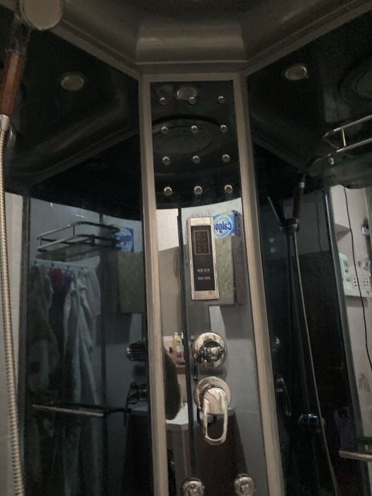 душевая кабинка размером 1:1