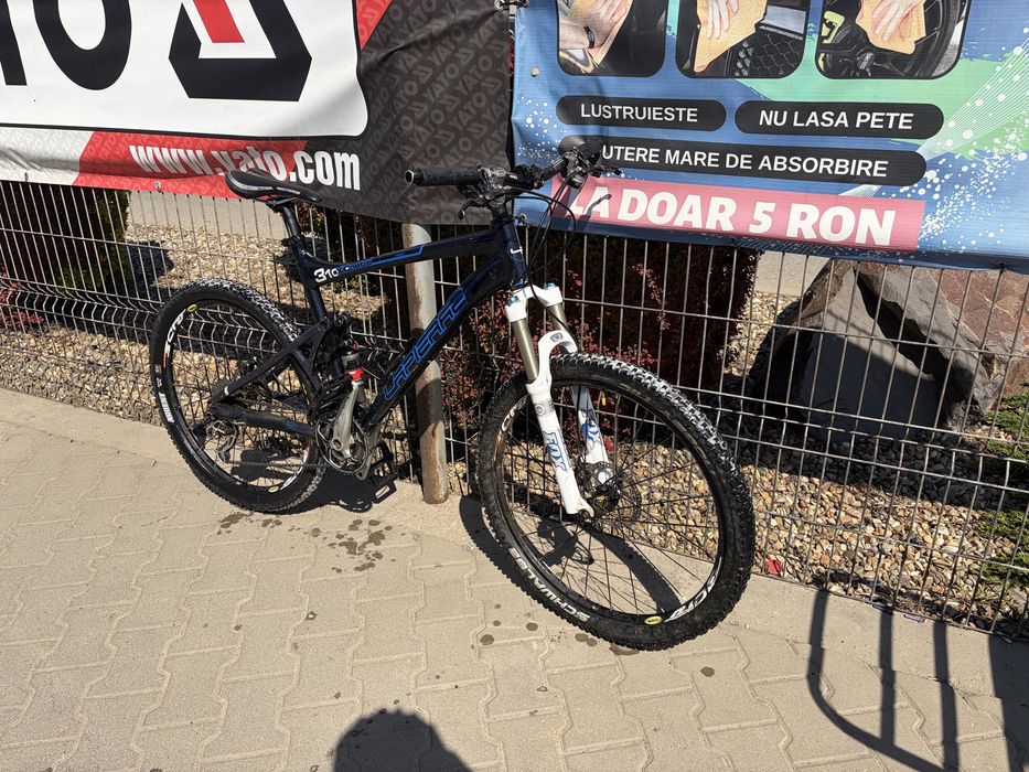 Bicicletă full suspension