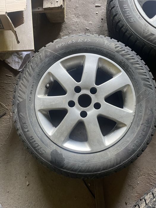Продам оригинальные диски  с резиной.