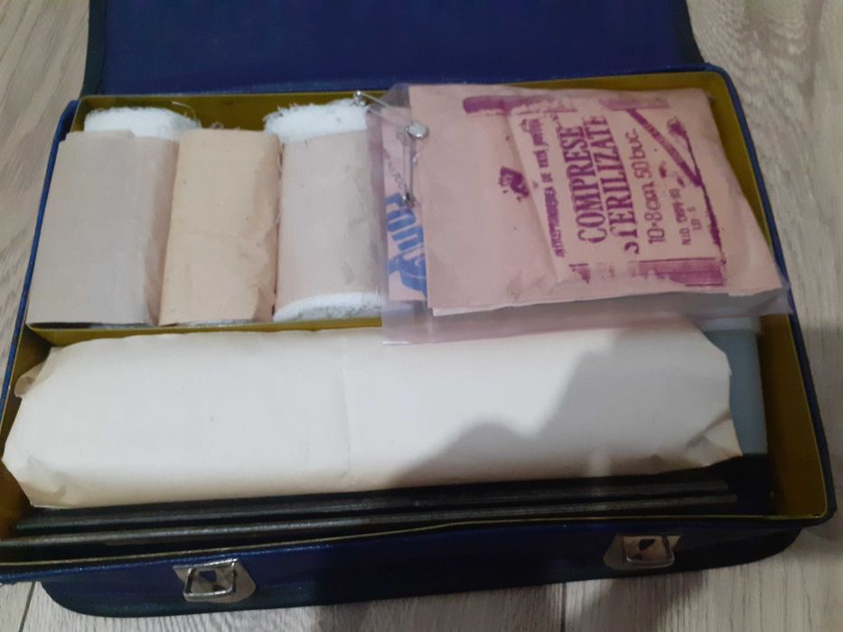 vand trusa medicala auto de colectie, vintage