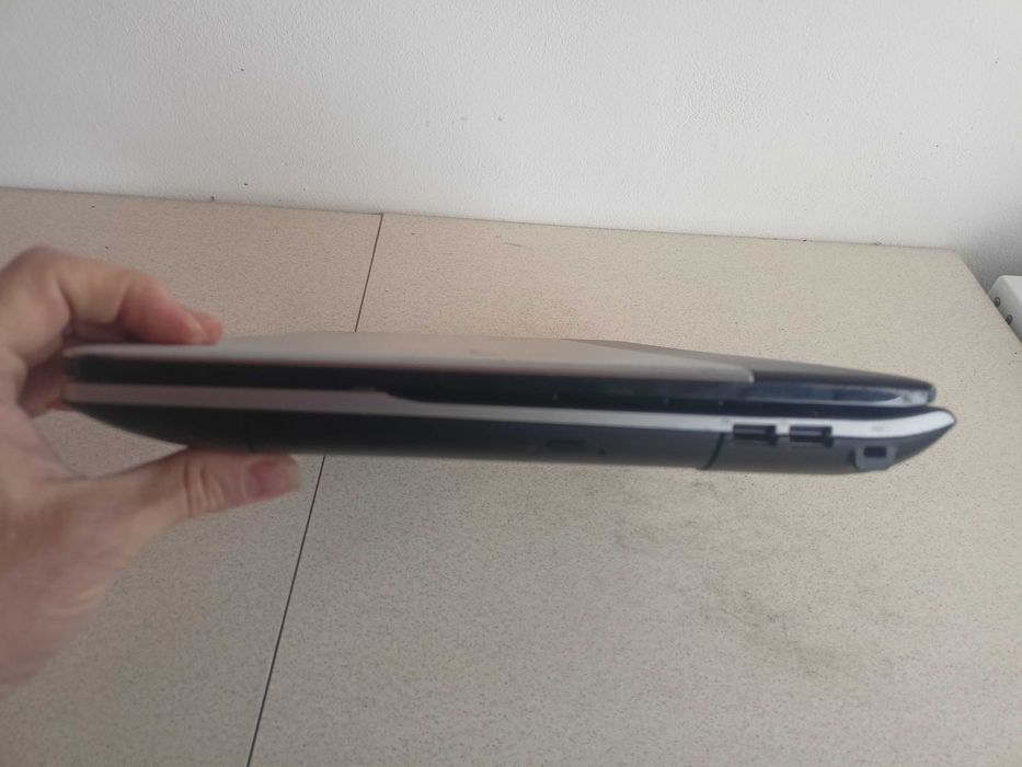 Laptop Samsung 300E display 17,3 Procesor I5-2450m ram 8gb hdd500gb