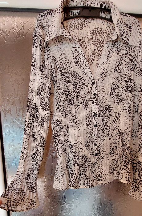 Bluza alba eleganta, cu imprimeu pe negru, maneca closata