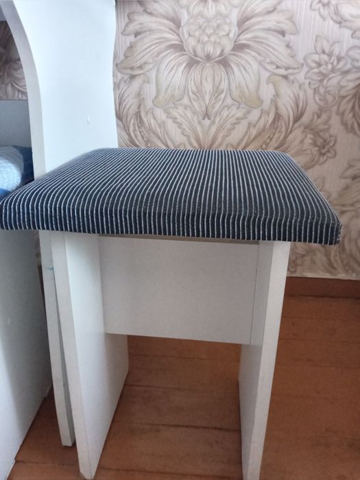 Кухонный гарнитур,  стол, угловой диван и стулья