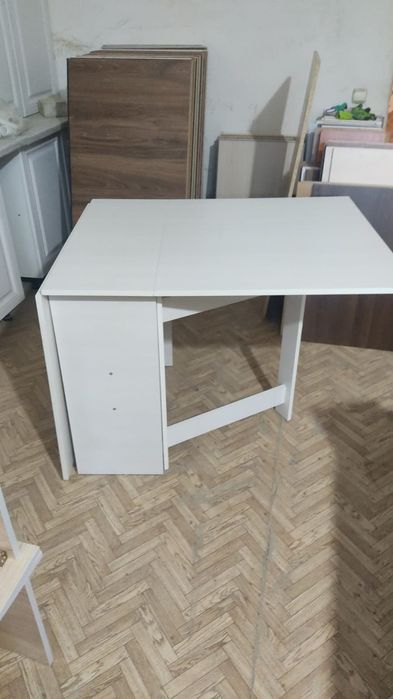 Распродажа новых стол книжек