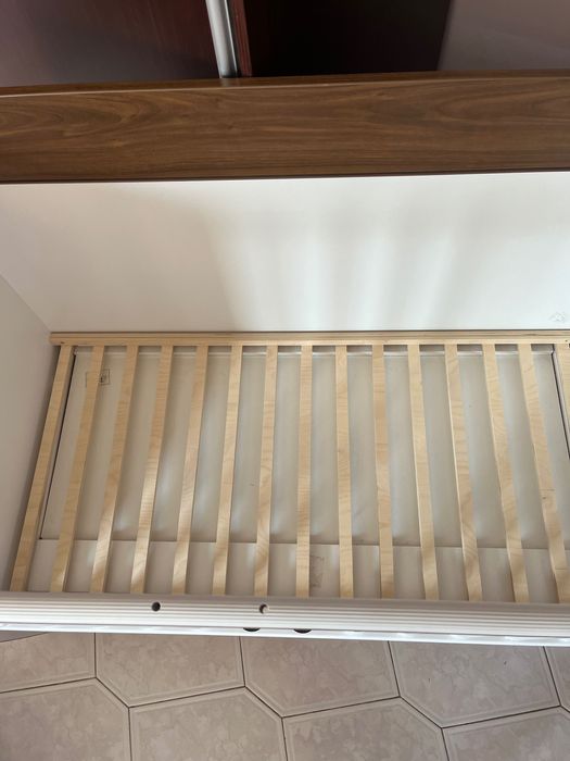 Детско легло с люлеещ механизъм