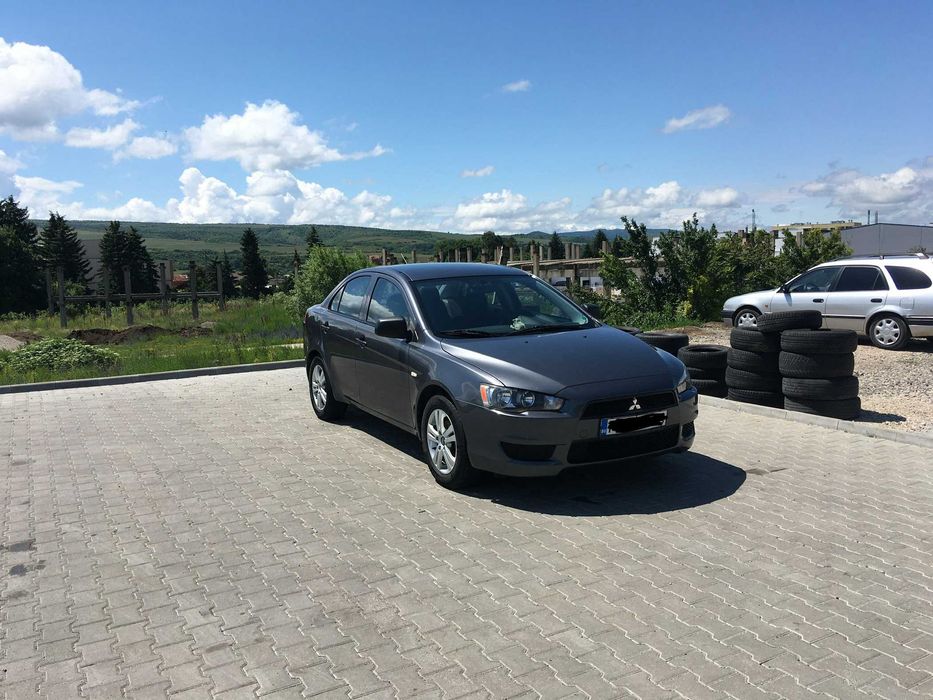 Продавам лек автомобил Мицубиши Лансер