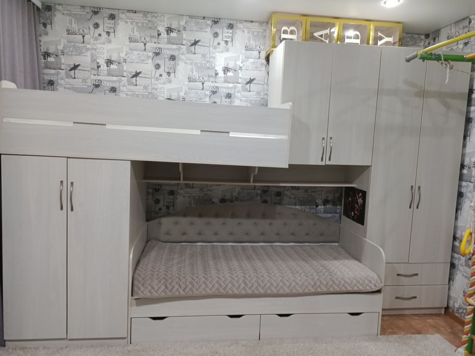 Продам спальный гарнитур в детскую