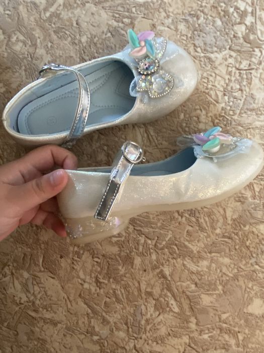 Продам детские туфли