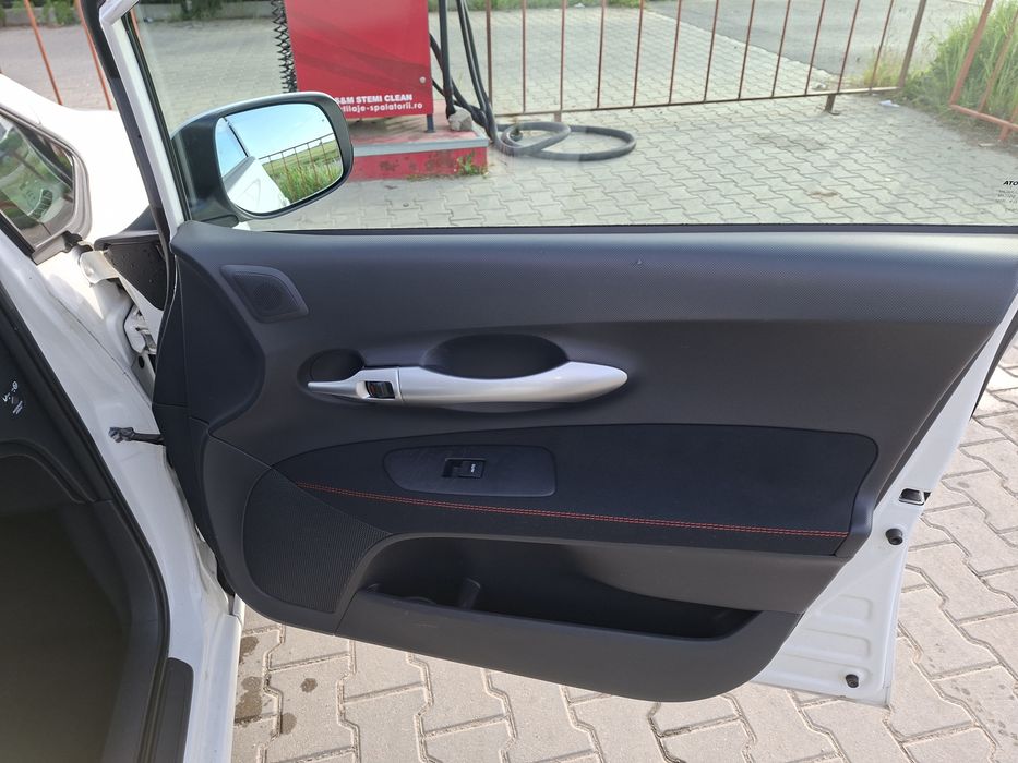 Vând  Toyota  Auris
