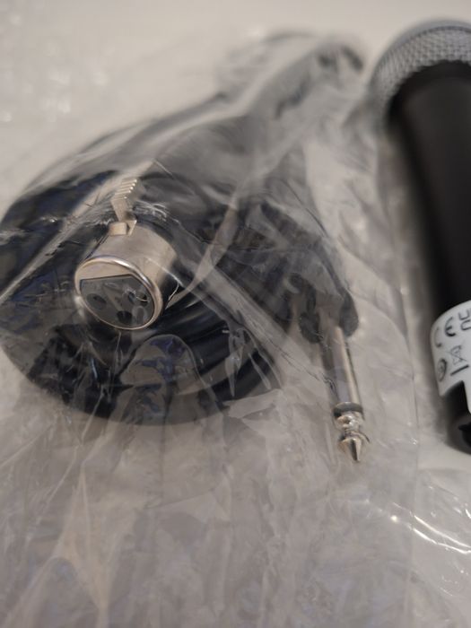 Чисто нов микрофон SHURE SV100 с 2 кабела