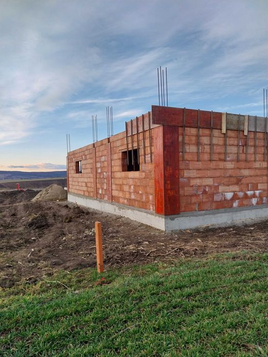 Constructii case la rosu