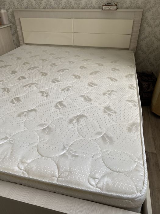 2 -х спальная кровать,в хорошем состоянии,светлого цвета с матрасом.