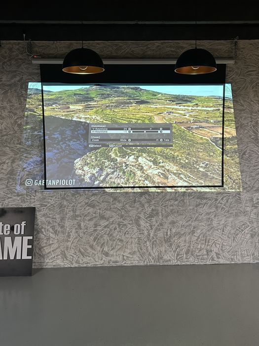 Homcom Ecran Motorizat Proiector – Cu Telecomanda, Ideal pentru Acasa