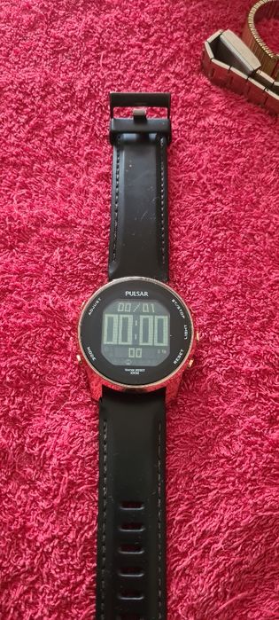 Ceas bărbătesc rezistent la apă  , cu alarmă , și multe setări .