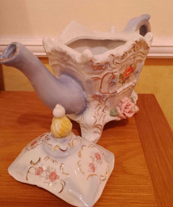 Два порцеланови чайника "Каляска" и "Къща"