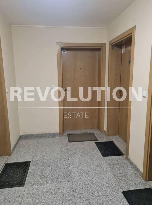 Дава се под наем Офис в Варна, Зимно кино Тракия - 59 кв.м за 300 € - Снимка #2