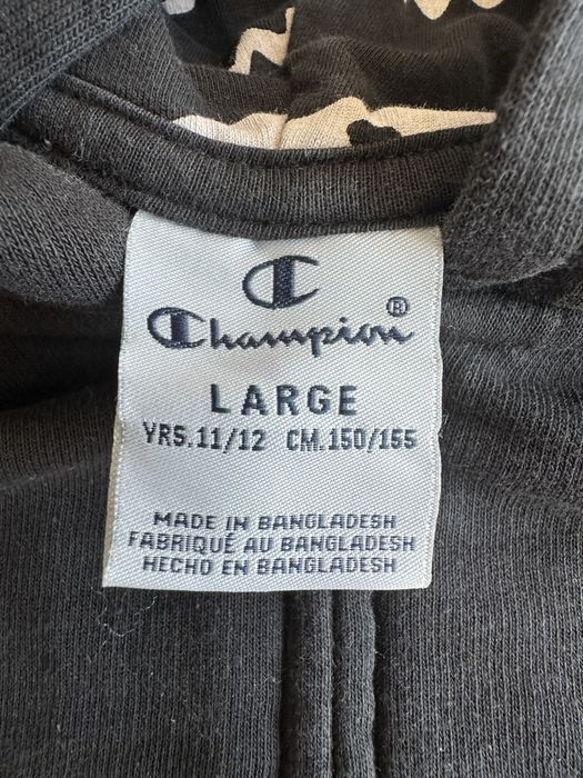 Потниче, блуза на Nike и суитчът на Champion