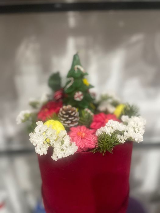 Аранжировки с глицеринови цветя и свещи и цветя