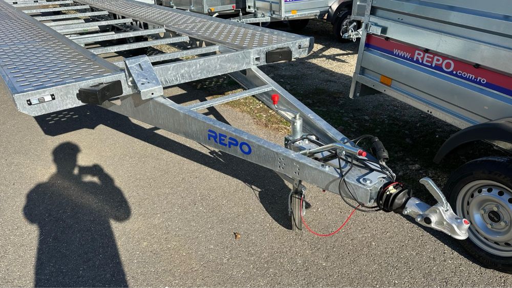 Platformă auto REPO 8,5 m – rampe și roată de rezervă incluse