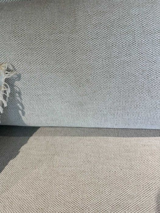 Canapea extensibila, in forma de L, cu sezlong pe partea dreapta, pat 160x200 cm, tapiterie crem deschis, brate cu detaliu de cusatura.