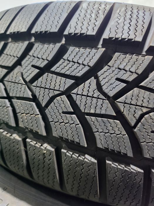 2 бр зимни 225/60/18 Dunlop дот 23г