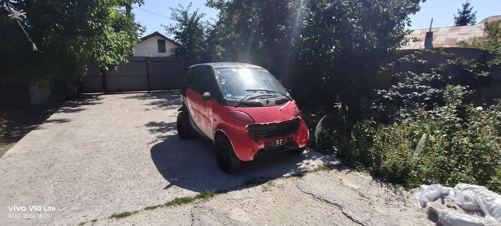 Smart fortwo 450 îl vând întreg pentru piese îl dau cu tot ce are in el nu pornește