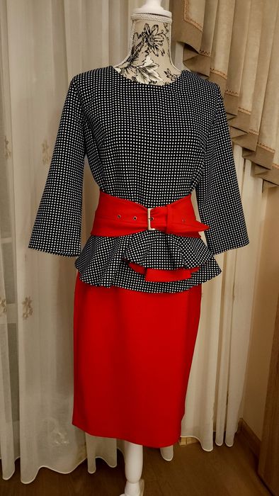 Costum elegant din 3 piese, fusta roșie, bluza cu peplum bleumarin