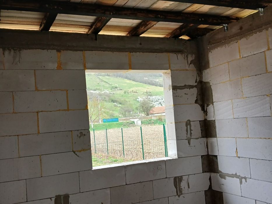 Casa la rosu  100mp!