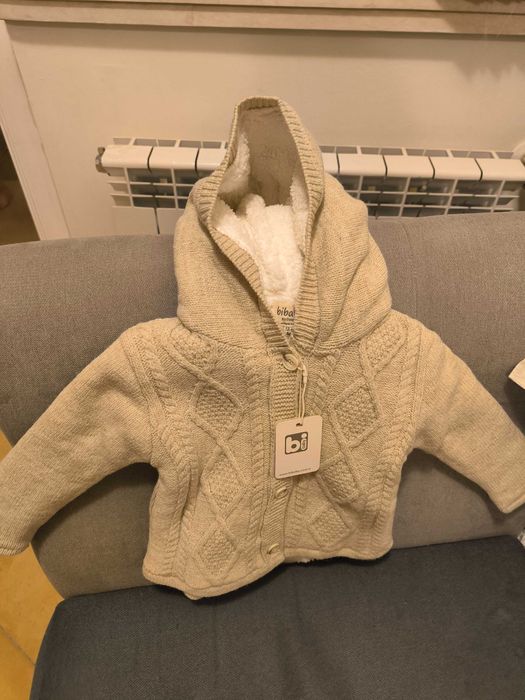 Пухкава жилетка Точици