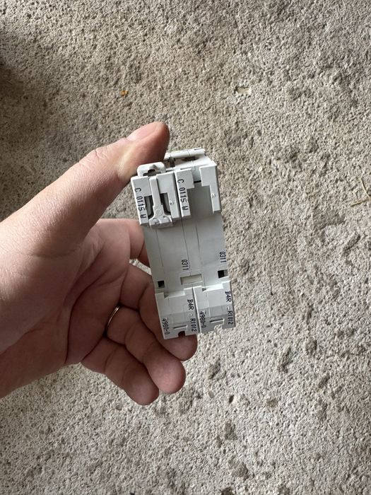 Schneider Electric C60H, 3P 6A (curba C) si 2P 10A (curba B)
