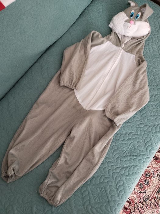 Продам 2 костюма Санта и зайчик