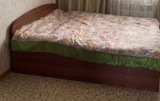 Деревянная кровать отдам