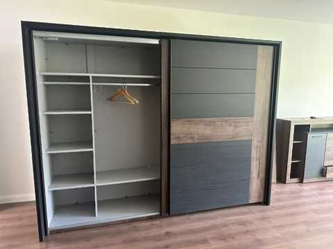 Голям гардероб с плъзгащи врати 280×65×220 см